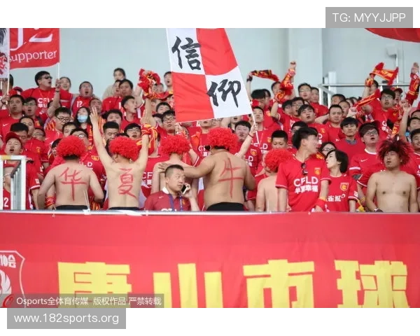 续约后身披队旗绕场致谢球迷 深情一幕感动无数观众