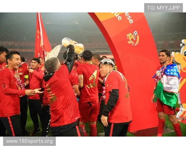 绝杀时刻震撼全场 高举奖杯书写历史新篇章