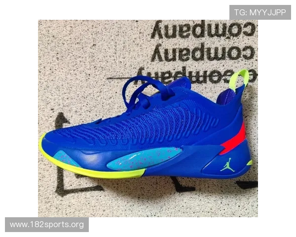 老尼尔森荣获2025年查克戴利终身成就奖 东契奇祝贺并称赞其鞋款设计