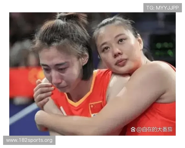 赛后深情一抱中国女排龚翔宇拥抱赖亚文传递信念与传承精神力量瞬 赛后深情一抱中国女排龚翔宇拥抱赖亚文传递信念与传承精神力量瞬